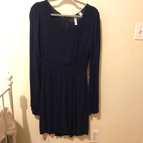 Bell-sleeved navy dress - Picture 3 of 3